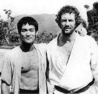 Mirė amerikiečių aktorius Robertas Wallas vaidinęs su Bruce Lee